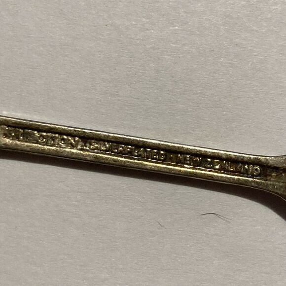 Vintage Collectible Souvenir Travel Spoons Assorted Silverplated Queen Lot of 5 - Picture 8 of 9